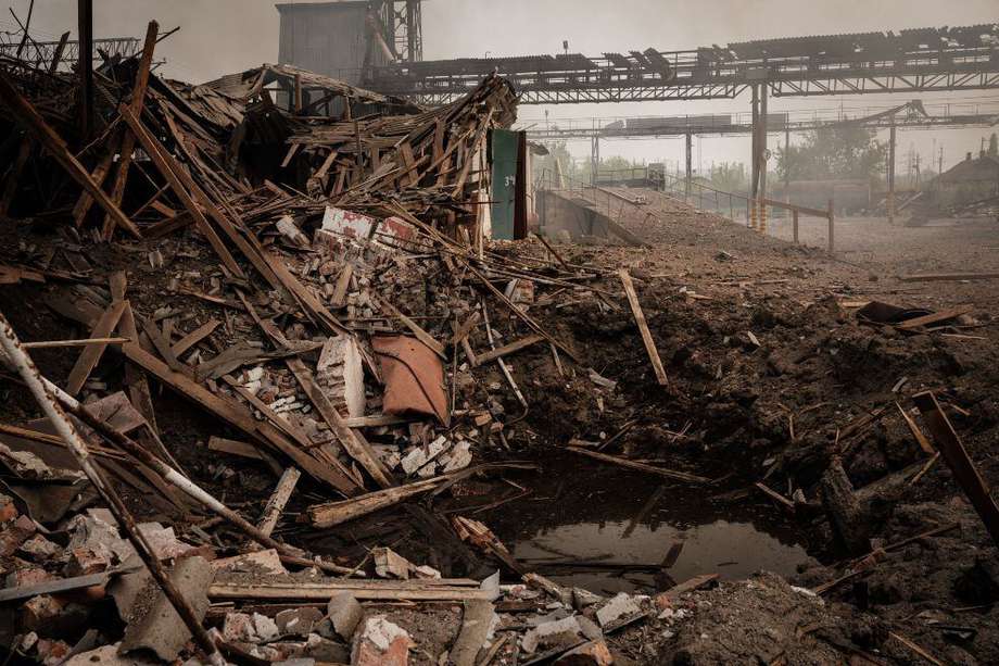 Esta fotografía tomada el 8 de mayo de 2022 muestra una estación de tren destruida en el este de Ucrania. - Imagen de referencia