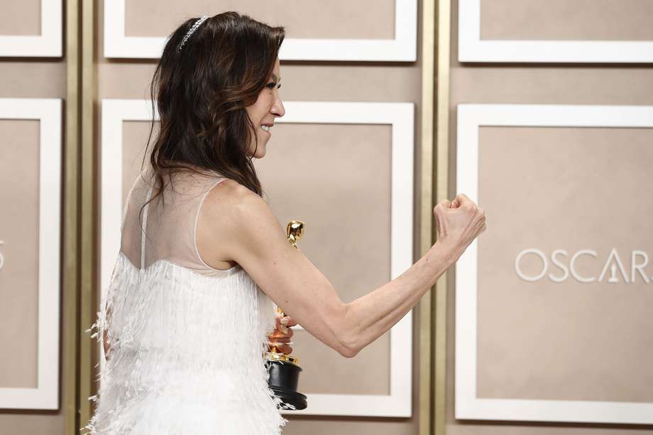“Para todos los niños y las niñas que se parecen a mí, este es un faro de esperanza y posibilidades. Esta es una prueba de que los sueños se hacen realidad”, afirmó Michelle Yeoh, actriz y bailarina nacida en Malasia, que se llevó el premio Óscar a 'Mejor actriz'. 