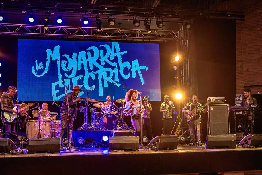 La Mojarra Eléctrica es una banda bogotana de gran formato que crea una mezcla ecléctica de beats afro y música tradicional colombiana.