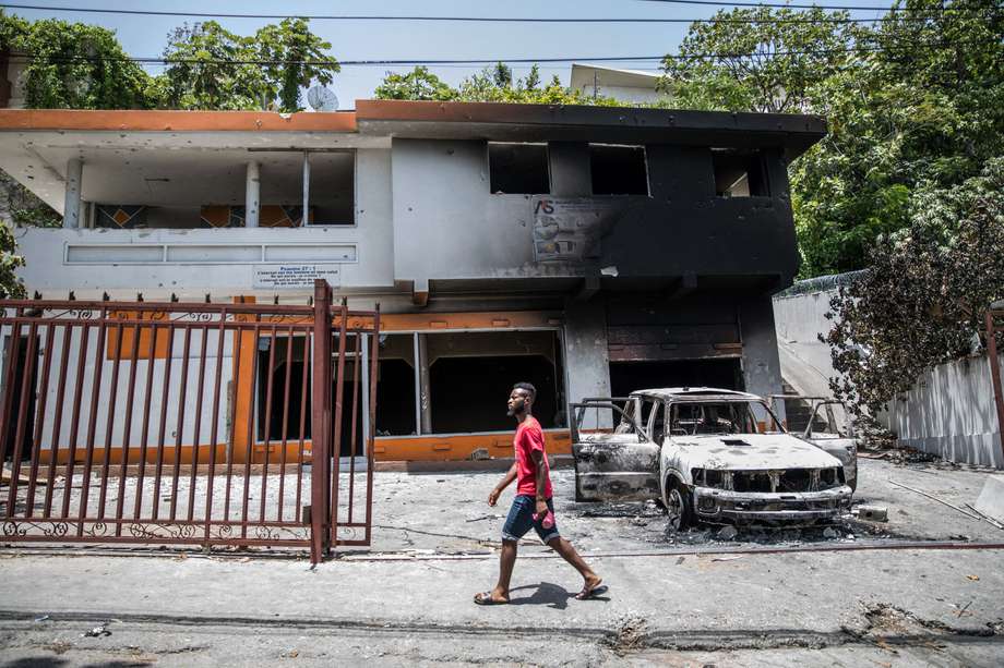 Un automóvil y un edificio carbonizados se muestran cerca de la estación de policía de Petionville, donde se encuentran detenidos los sospechosos de estar involucrados en el asesinato del presidente Jovenel Moise