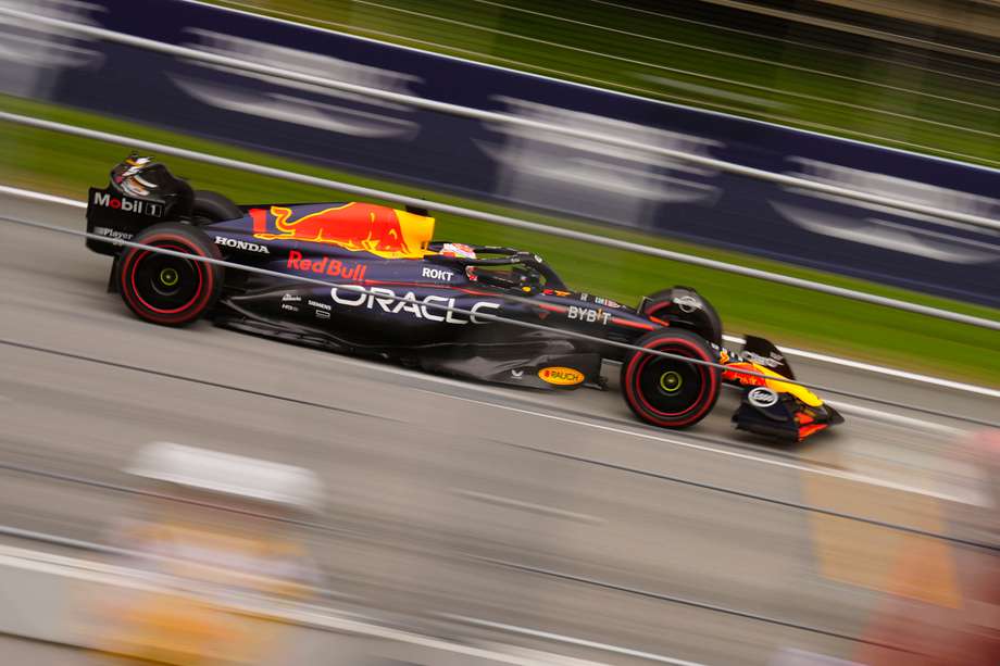 El piloto neerlandés Max Verstappen del equipo Red Bull durante la tercera sesión de los entrenamientos libres en la tercera jornada del GP de España de F1, que se celebra este fin de semana en el Circuito de Barcelona. 
