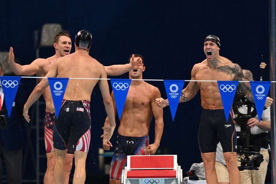El equipo estadounidense que compitió en los 4x100 estilos celebra tras ganar la medalla de oro.