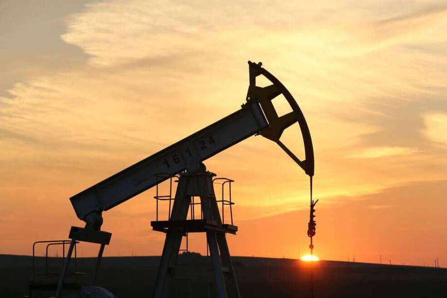 Petróleo se desliza por debajo de los US$61 por escalada del dólar y reunión de la OPEP+