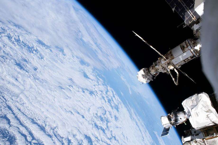 La Estación Espacial Internacional orbitaba a 271 millas sobre el sur del Océano Pacífico cuando el astronauta de la NASA e ingeniero de vuelo de la Expedición 68 Josh Cassada captó esta fotografía del módulo de laboratorio multipropósito Nauka, el módulo de acoplamiento Prichal y la nave tripulada Soyuz MS-22 durante una caminata espacial.