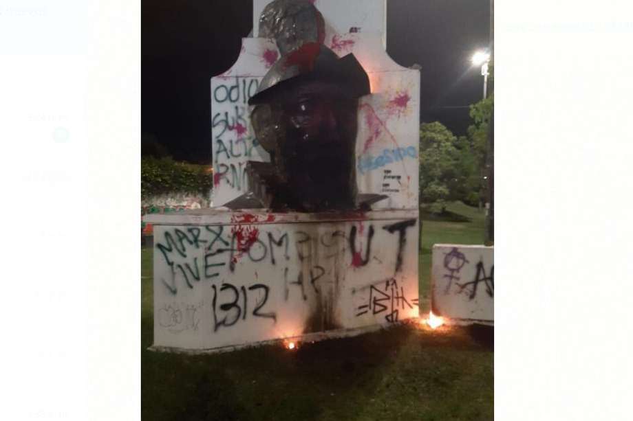 Manifestantes queman estatua en Ibagué durante protestas del "Día de la Raza".