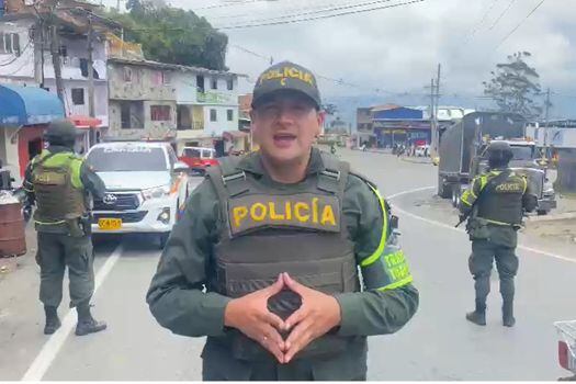 El mayor Jaime Alberto Ramírez Ocampo, de la Policía de Tránsito en Antioquia, informó este domingo sobre el acompañamiento a los vehículos en la vía Medellín-Costa Atlántica. (reproducción tomada de video)