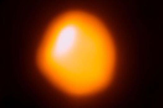 Betelgeuse tiene un diámetro que puede variar de entre 550 y 920 veces más grande que el tamaño del Sol.  / La imagen de 2017 tomada por el telescopio del Observatorio ALMA 