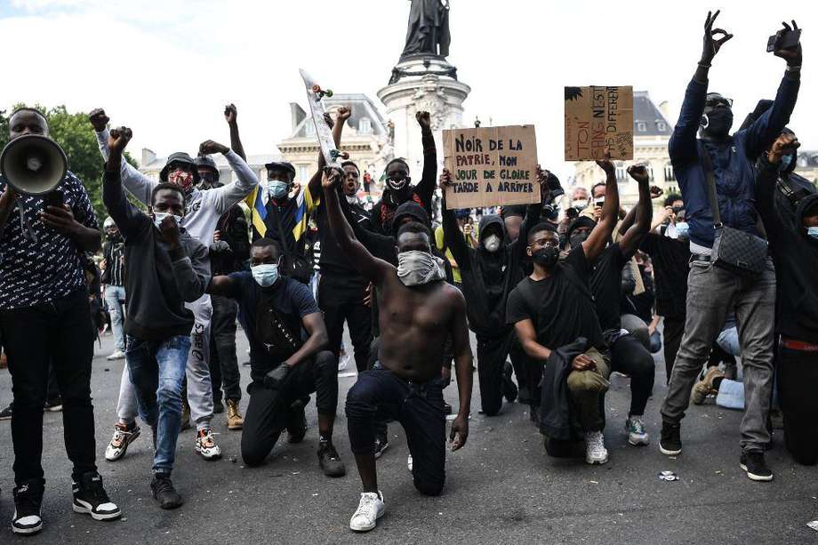 Las protestas internacionales contra el racismo han tomado forma propia en Francia, donde las manifestaciones se multiplicaron este sábado. / AFP