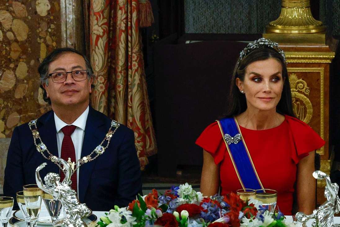 MADRID, 03/05/2023.- El presidente de Colombia Gustavo Petro y la reina Letizia durante la cena de gala que los monarcas españoles ofrecen al mandatario colombiano hoy miércoles en el Palacio Real, en Madrid. EFE/CHEMA MOYA POOL