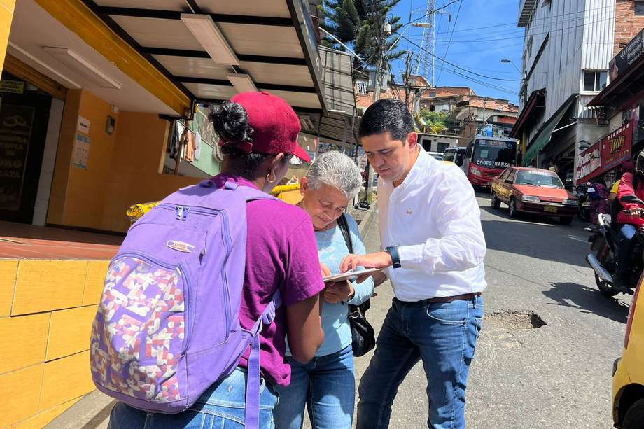 Correa recorre actualmente los barrios de Medellín hablando con la gente y recogiendo las firmas para avalar su candidatura.