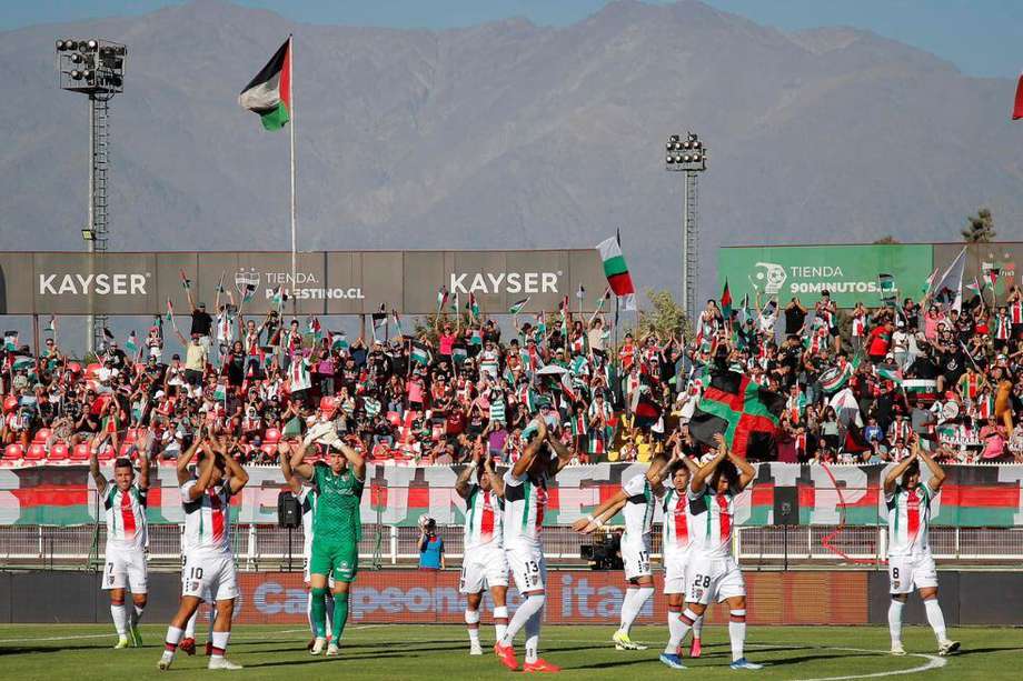 El Club Deportivo Palestino suele adornar sus tribunas con los colores y las banderas del Estado de Palestina.