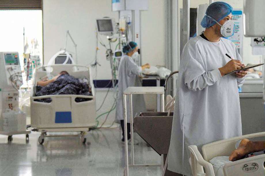 Según cifras oficiales, la ocupación hospitalaria es del 98 %, pero los médicos consideran que es mucho mayor.