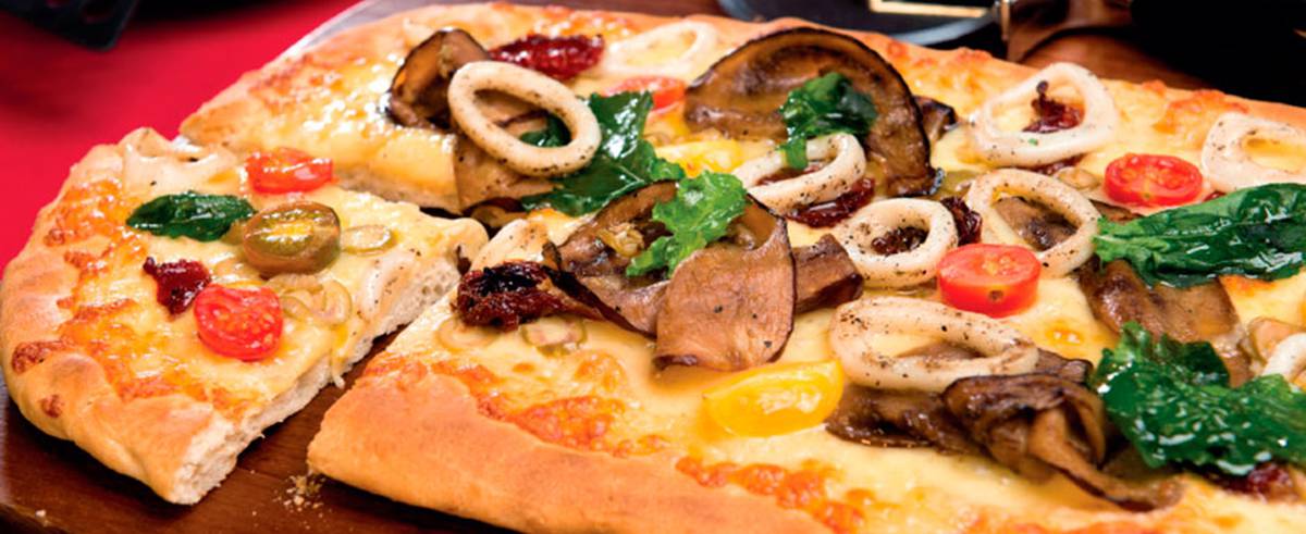 Receta del día: Pizza con queso provolone, variedad de tomates y calamares
