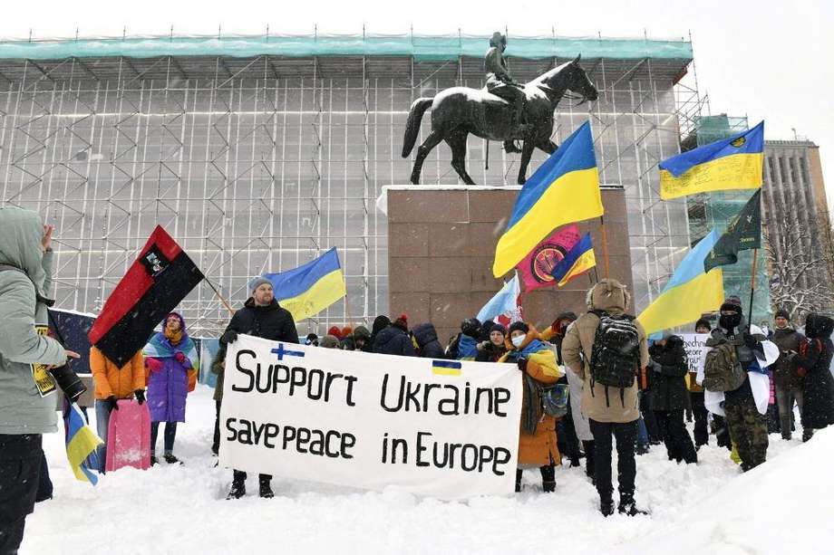 Manifestantes ondean banderas ucranianas durante una manifestación de "Apoyo a Ucrania" en el centro de Helsinki, Finlandia.