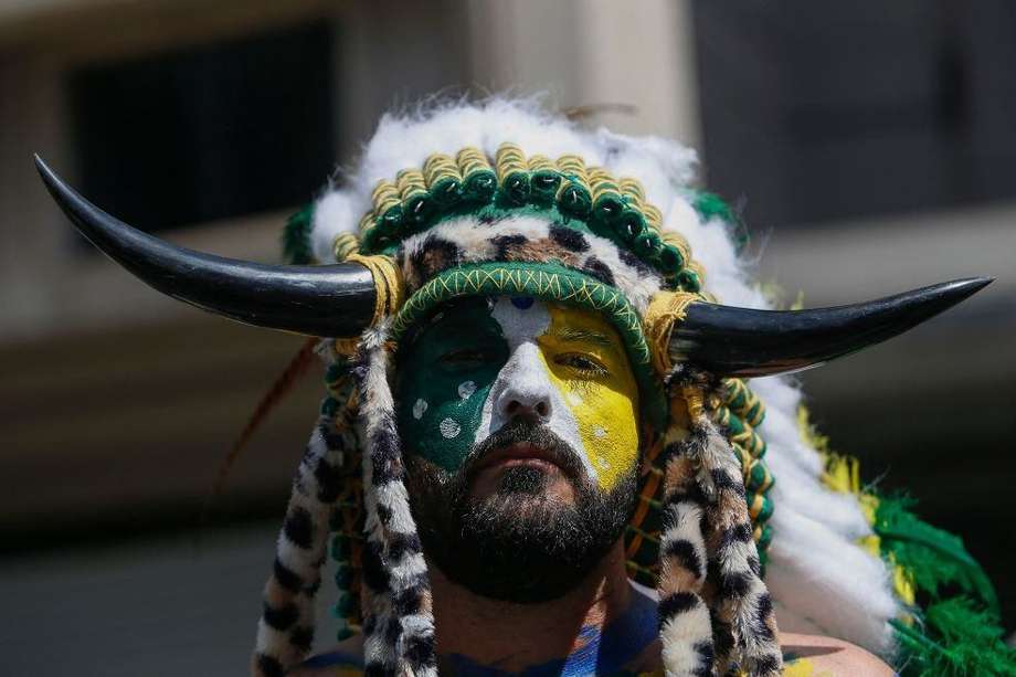 Una versión latina de Jake Angeli, más conocido como el “Hombre de los Cuernos”, apareció en las calles de Brasilia durante las manifestaciones convocadas por Bolsonaro.