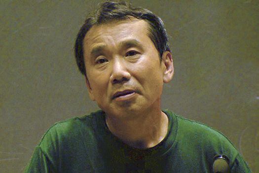 En la imagen Haruki Murakami, escritor japonés. Por sus obras ha recibido diversos premios y reconocimientos. En varias ocasiones ha sido considerado como candidato al Premio Nobel de Literatura; sin embargo, nunca se ha llevado el galardón.