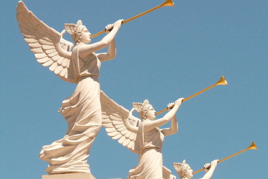 El término arcángel significa “jefe de” y se enfoca en siete energías divinas que son los generales de varias formaciones de ángeles guardianes. 