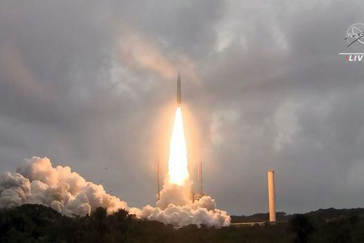 Imagen del lanzamiento del telescopio James Webb.