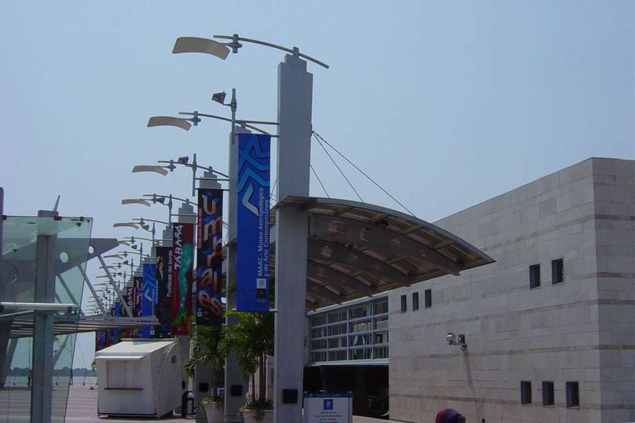 El Museo Antropológico y de Arte Contemporáneo, en Guayaquil (Ecuador), alberga alrededor de 3.000 obras de arte moderna y 50.000 piezas arqueológicas.