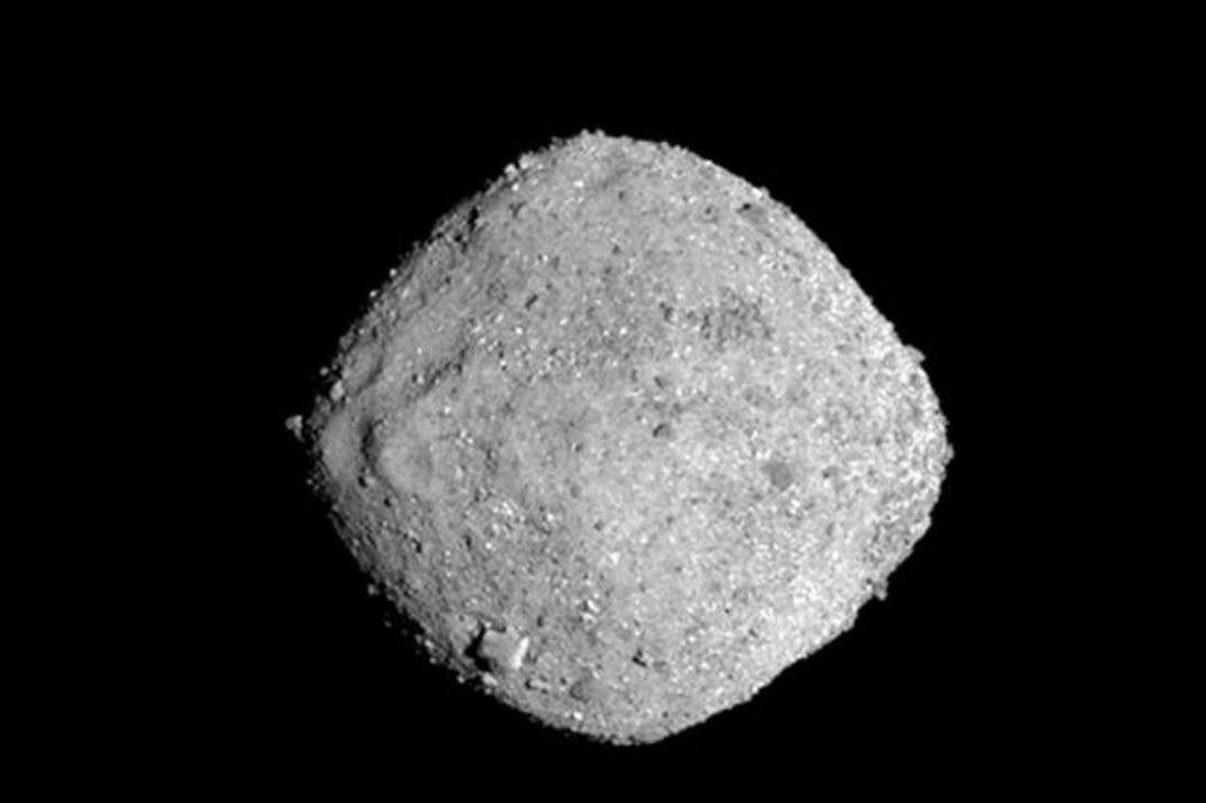 Las nuevas imágenes tomadas por la misión OSIRIS-REx muestran cómo fue el primer aterrizaje histórico de una nave espacial de la NASA en el asteroide Bennu, cercano a la Tierra.