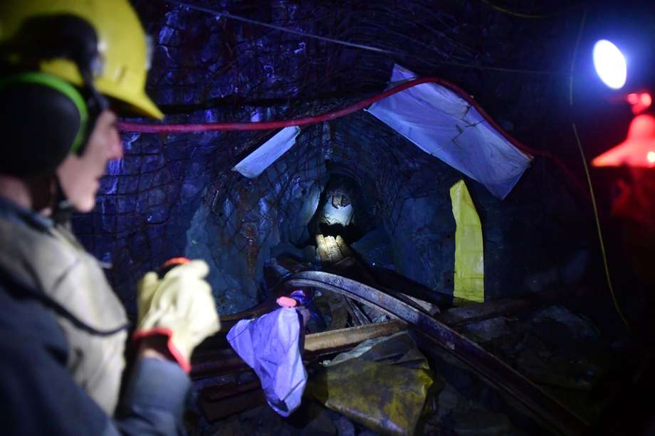 Entrada, túneles, trabajadores y maquinaria de una mina ubicada en la vereda Higabra, en Buriticá (Antioquia).