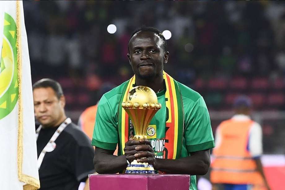 Sadio Mané, referente de Senegal, con el trofeo de la Copa de África.