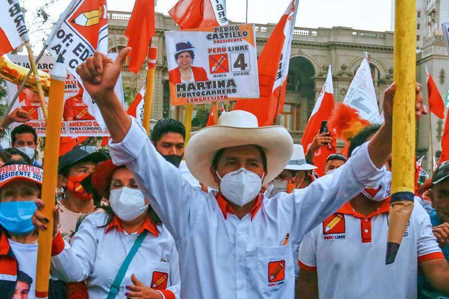 Pedro Castillo, un profesor de izquierda radical se convirtió, de acuerdo con los resultados de la Junta Nacional Electoral, en el candidato más votado del país con el Partido Perú Libre y que evidencia la división entre el Perú rural y las ciudades. / AFP / Gian MASKO
