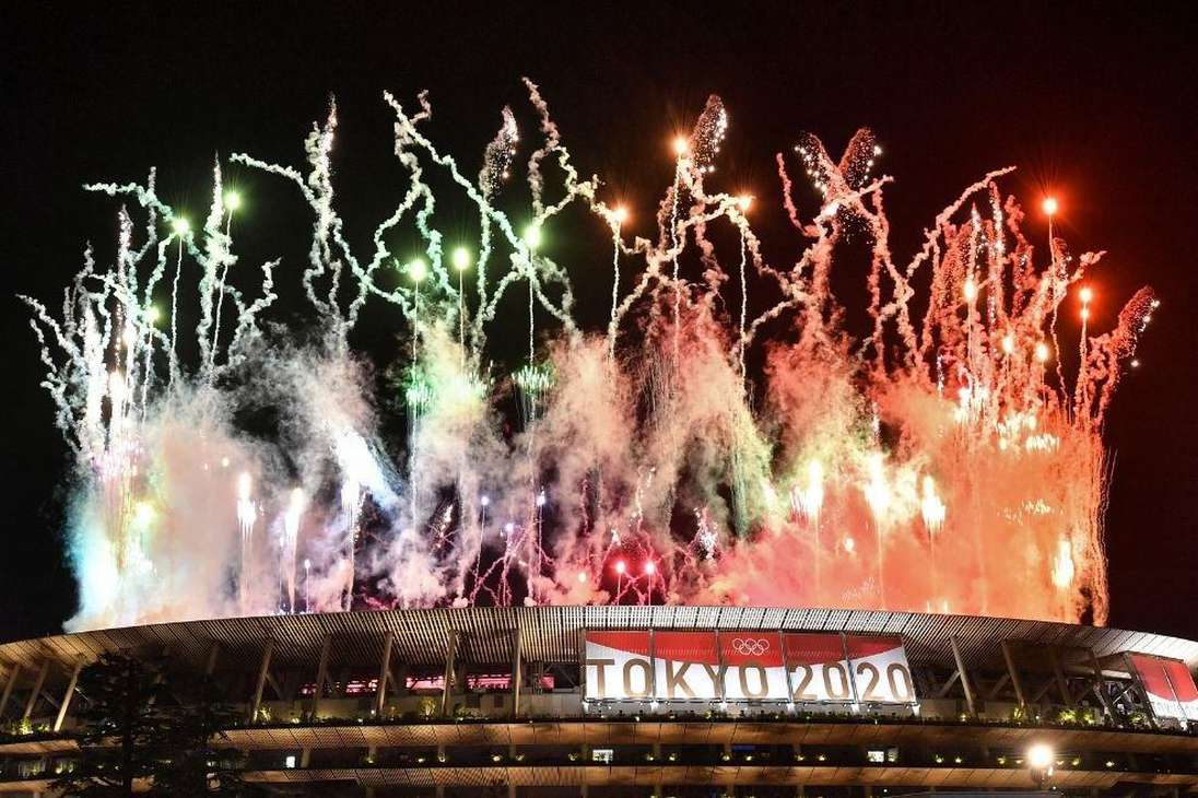 Al apagarse el pebetero y clausurar los Juegos Olímpicos, Tokio 2020 se despidió con un imponente show de fuegos artificiales.