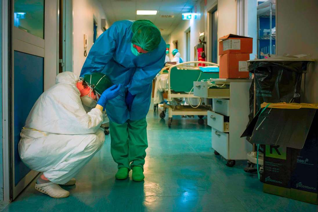 Una enfermera consuela a otra mientras cambian de turno el 13 de marzo de 2020 en el hospital de Cremona, al sureste de Milán. Después de semanas de lucha contra el Covid 19, están siendo aclamados como héroes.
