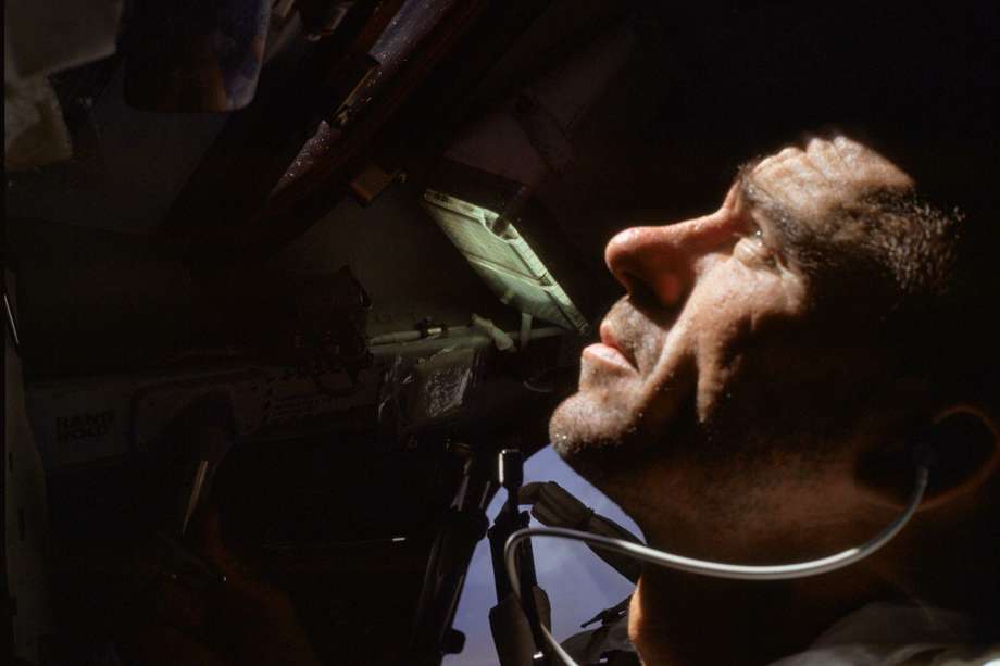 El astronauta de la NASA Walter Cunningham, piloto del módulo lunar Apolo 7, es fotografiado durante la misión Apolo 7. /NASA