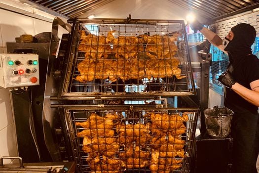 La revolución del pollo asado en Colombia.