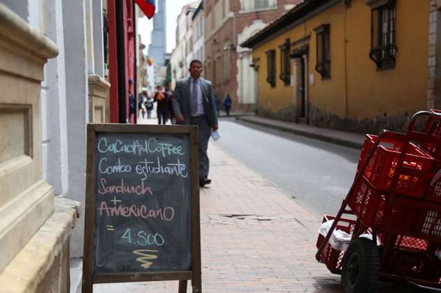 Siete de cada 10 estudiantes universitarios consumen comida chatarra en Bogotá
