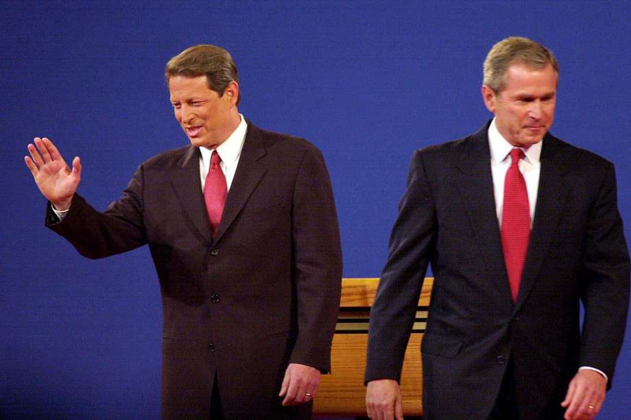 Gore era el vicepresidente del entonces mandatario Bill Clinton, mientras que Bush era el gobernador de Texas e hijo del expresidente George H. W. Bush.