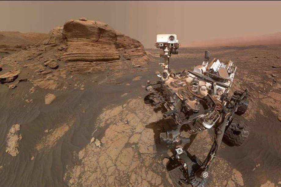 El rover Curiosity aparece delante de la roca de seis metros denominada Mont Mercou.