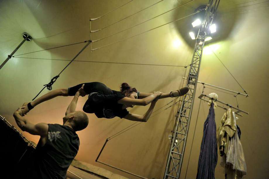  André Solodar sostiene a la gimnasta Emily McCarthy en el entrenamiento previo al ‘show’. /Andrés Torres
