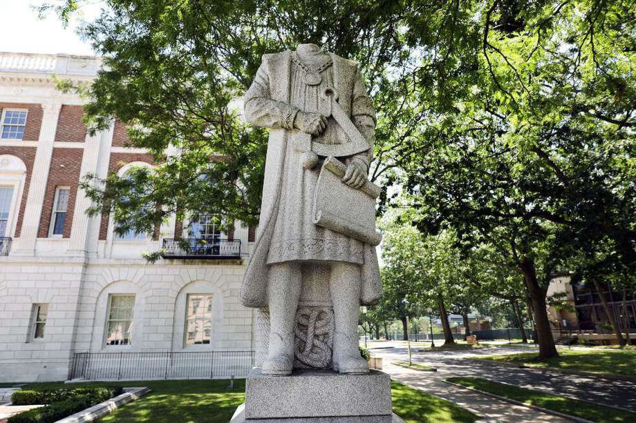La estatua de Cristóbal Colón que se encuentra en el ayuntamiento de Waterbury, Connecticut fue decapitada el domingo.