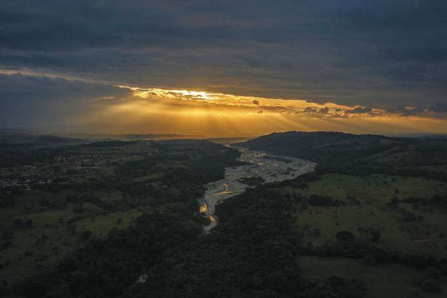 Un amanecer sobre el río Duda, en el municipio de Uribe, Meta. Este es el punto de destino de la travesía de siete días por el cañón. / Julián Ríos Monroy