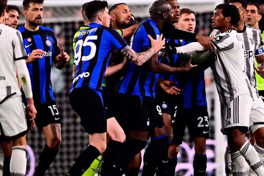 Juan Guillermo Cuadrado (der.) en un enfrentamiento contra los jugadores de Inter de Milán. 