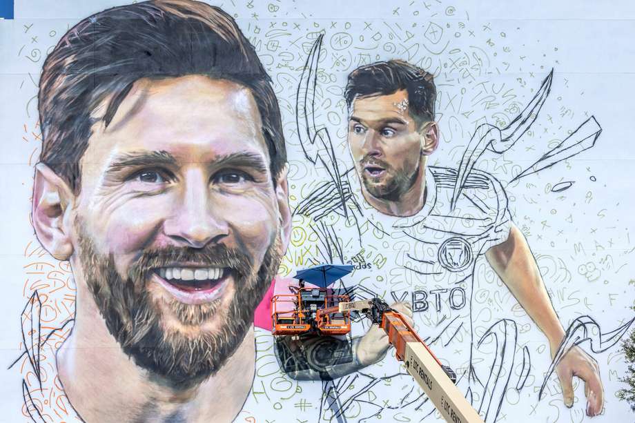 El artista argentino Maximiliano Bagnasco pintó un mural del futbolista Lionel Messi en una pared de siete pisos de altura en Wynwood, Miami (Florida).