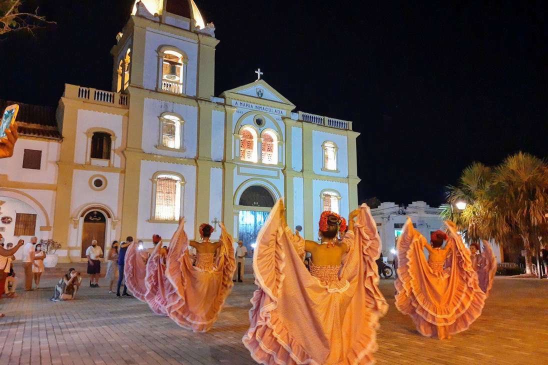 “Una muestra depurada de la arquitectura colonial española en el Nuevo Mundo”, así describe la Unesco a Mompox, un destino que hay que descubrir por sí mismo, abrir los sentidos, conversar con su gente y perderse entre sus calles.