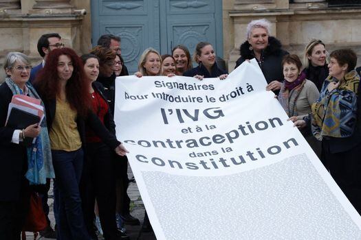 Miembros del parlamento del partido izquierdista francés La France Insoumise (LFI) y miembros de asociaciones a favor del aborto celebran la iniciativa de agregar el derecho al aborto a la Constitución.