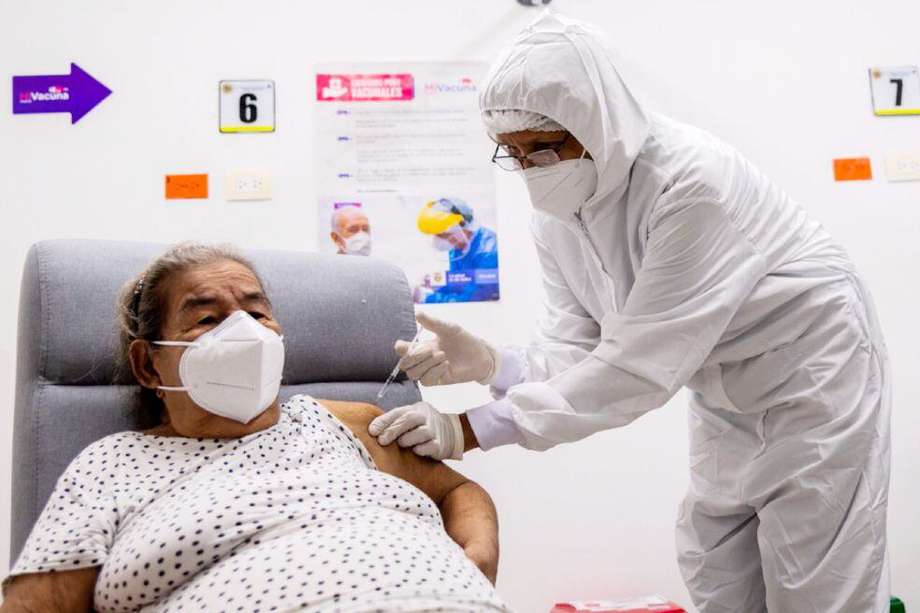 En el Hospital Universitario del Caribe, en Cartagena, se aplicó la vacuna contra el COVID-19 número 2 millones. La beneficiada fue Elizabeth Pérez Ramos, de 77 años.