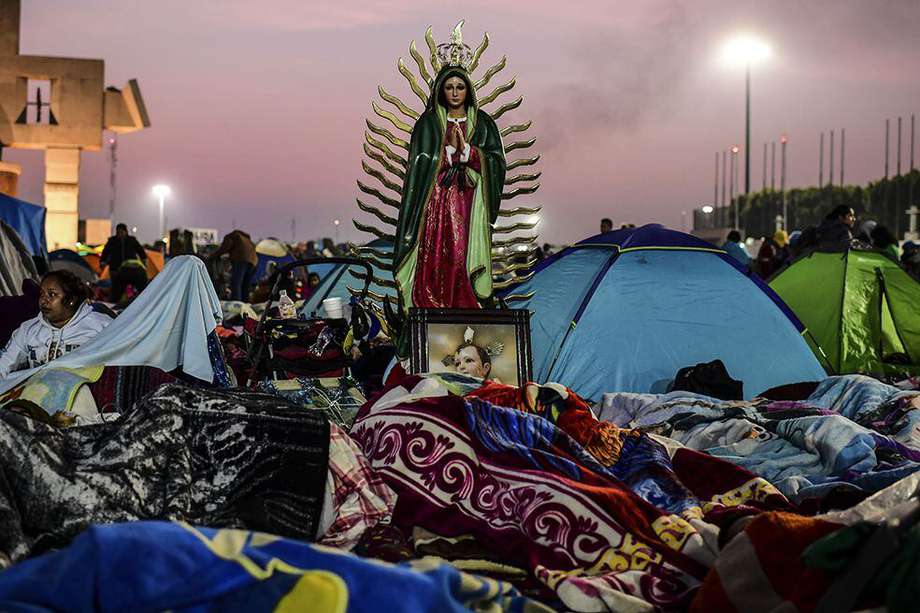 Estas son las acampadas que miles de peregrinos hacen al frente de la Basílica de la Virgen de Guadalupe en México, el 12 de diciembre. Este año no se podrá hacer. / AFP 