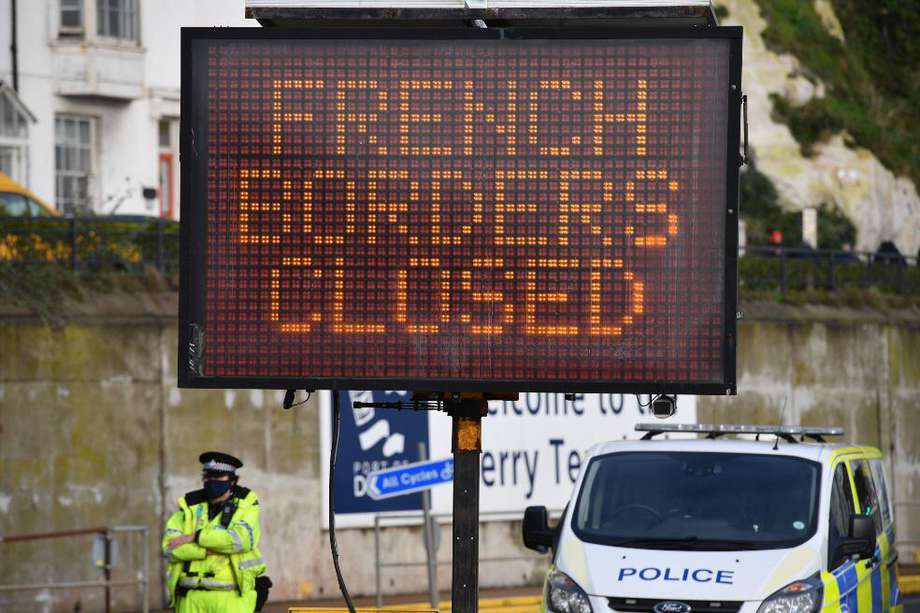 Francia cerró fronteras con Reino Unido por nueva cepa del virus por lo que muchos caminos quedaron varados. Británicos temen desabastecimiento.