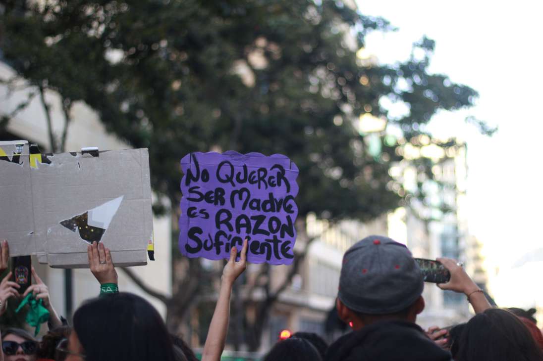 Este miércoles, cientos de personas se reunieron en Bogotá para conmemorar el segundo aniversario de la sentencia que despenalizó totalmente el aborto voluntario en Colombia hasta la semana 24.