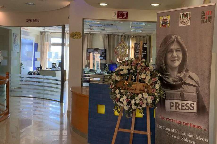 El escritorio de la reportera palestina Shireen Abu Akleh está intacto desde hace un año, cuando fue asesinada mientras cubría una redada del Ejército israelí en Cisjordania ocupada. 