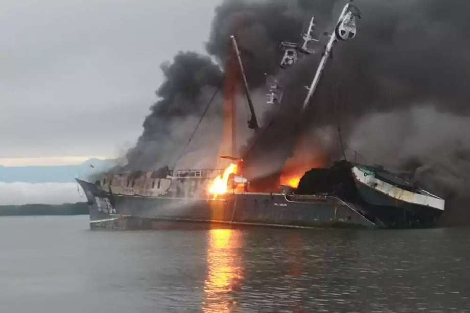 La embarcación fue avistada quemándose en la madrugada de este 6 de septiembre.