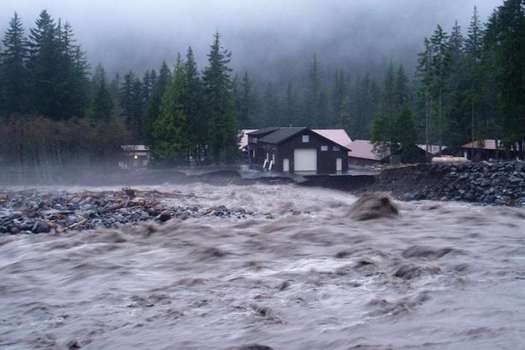 Durante la inundación de 2006, el furioso río Nisqually erosionó sus orillas, socavando los cimientos de los edificios en Longmire, en el Parque Nacional de Mount Rainier (Washington, Estados Unidos). / National Park Service