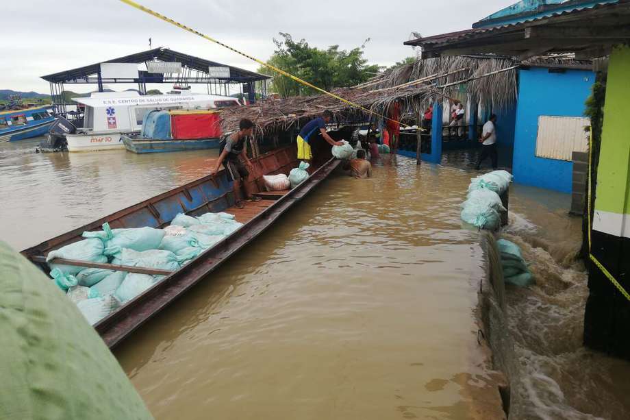 La comunidad trabaja en la contención de las aguas en el municipio de Guaranda.