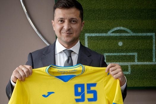 El presidente de Ucrania, Volodymyr Zelensky, posa con la camiseta de la selección nacional de fútbol.